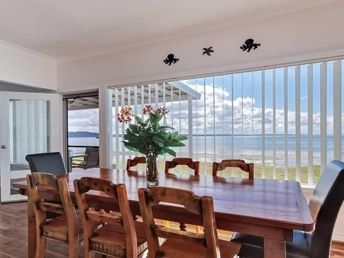 Beached Inn' 93 Foreshore Drive - Spacious beach front house4