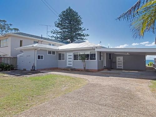 Beached Inn' 93 Foreshore Drive - Spacious beach front house3