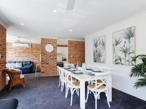 68 'Bay Parklands' , 2 Gowrie Ave - aircon, pool, tennis court, communal spa4