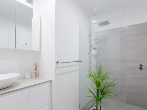 68 'Bay Parklands' , 2 Gowrie Ave - aircon, pool, tennis court, communal spa3