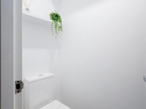 68 'Bay Parklands' , 2 Gowrie Ave - aircon, pool, tennis court, communal spa2