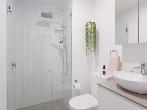 68 'Bay Parklands' , 2 Gowrie Ave - aircon, pool, tennis court, communal spa1