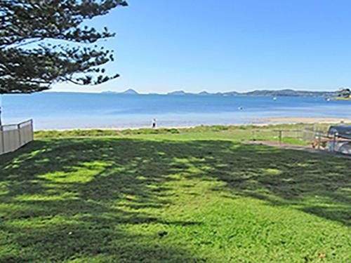 15 'Kanangra', 39 Soldiers Point Road - fantastic unit right on the water0