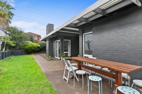 Mysa Anglesea Sleeps 7 WiFi Netflix Cafes Shops3