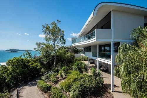 Waves 5 Luxury 3 Bedroom Breathtaking Ocean Views Central Location2