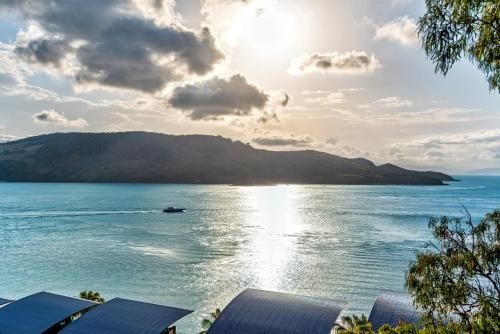 Waves 5 Luxury 3 Bedroom Breathtaking Ocean Views Central Location1