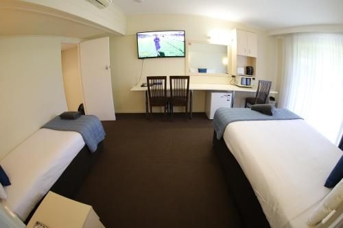 สลีปปี้ ฮิลล์ มอเตอร์ อินน์ (Sleepy Hill Motor Inn)1