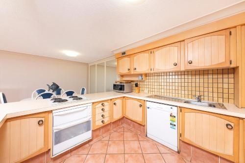 Sandbar, Unit 402, 1-3 Head Street2