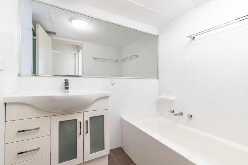 Beachpoint, Unit 402, 28 North Street3