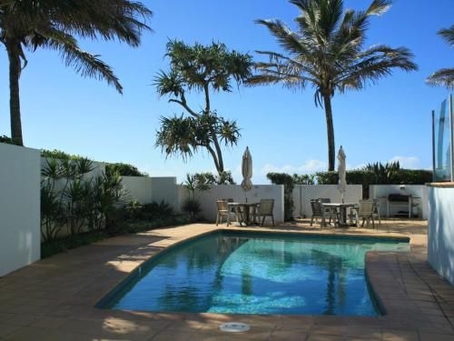 Waves 203 on Currumbin4