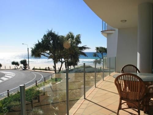 Waves 203 on Currumbin1
