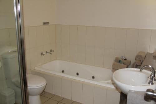 Queen Suite with Spa Bath