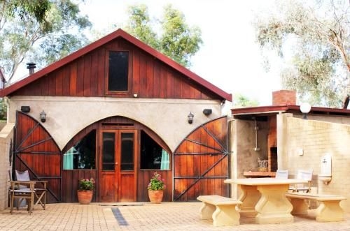 Outback Cellar & Country Cottage0