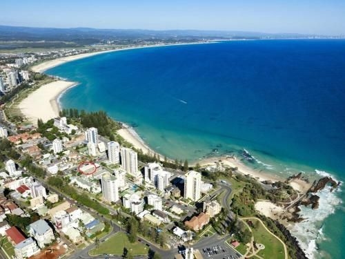 Maybury unit 3 - 70 Metre walk to Rainbow Bay beach Coolangatta0
