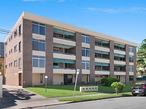 Maybury unit 3 - 70 Metre walk to Rainbow Bay beach Coolangatta4