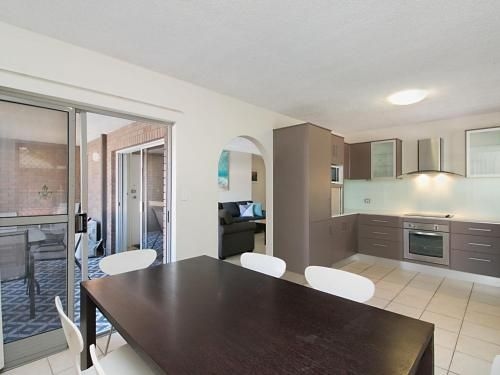Maybury unit 3 - 70 Metre walk to Rainbow Bay beach Coolangatta3