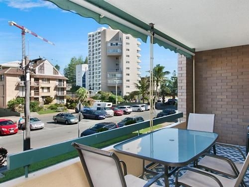 Maybury unit 3 - 70 Metre walk to Rainbow Bay beach Coolangatta2