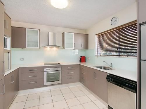 Maybury unit 3 - 70 Metre walk to Rainbow Bay beach Coolangatta1