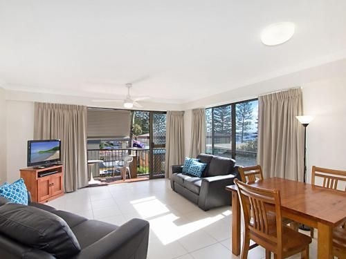 Cobden Court Unit 6 - 2 bedroom unit one street from the beach0