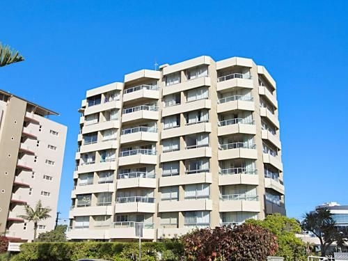 Kooringal unit 20 - Right on the beachfront in a central location Coolangatta2