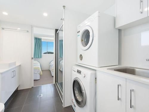 Ocean Plaza Unit 936 - Right on the beach in the centre of Coolangatta4