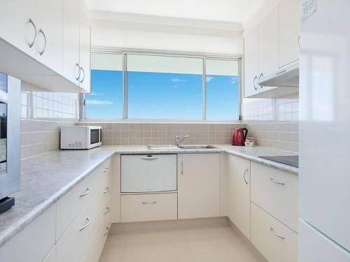 Ocean Plaza Unit 936 - Right on the beach in the centre of Coolangatta3