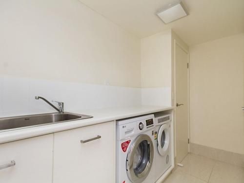 Maili 6 Luxury sky home apartment in Rainbow Bay Coolangatta Wi-Fi Included4