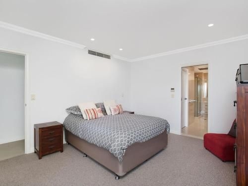 Solaya Unit 6 - Absolute beachfront apartment in Tugun, Gold Coast2