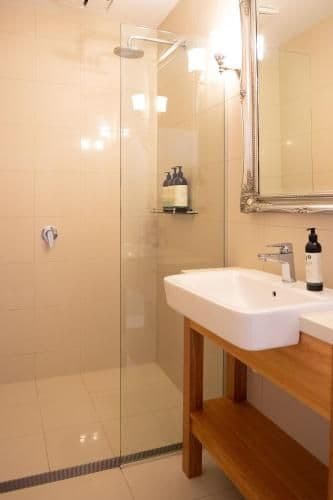 Two-Bedroom Apartment with Sea View - Old Housekeepers