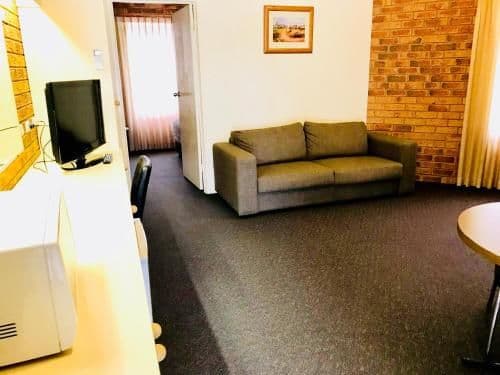 Family Room (1 Queen & 2 Singles)