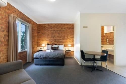 Family Room (1 Queen & 2 Singles)