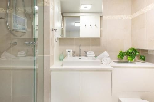 Beachfront Manly Apartment With Parking and Balcony3