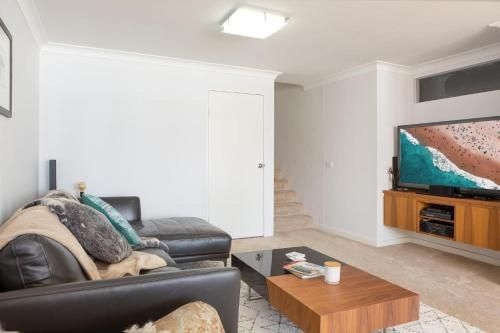 Beachfront Manly Apartment With Parking and Balcony4