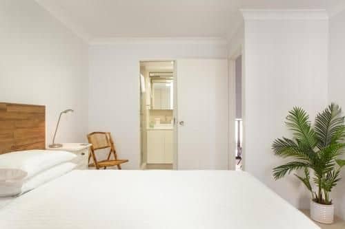Beachfront Manly Apartment With Parking and Balcony Beachfront Manly Apartment With Parking and Balcony