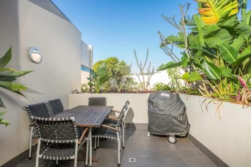 2/21-25 Fletcher Street - Casablanca at Bogarts4