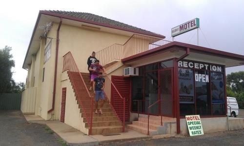 Goolgowi Highway Motel4