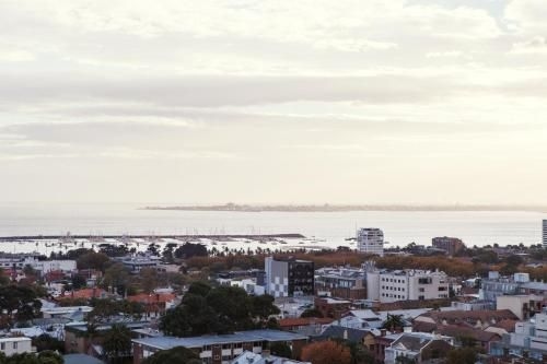 Ascent Apartment with Ocean Views by Ready Set Host3