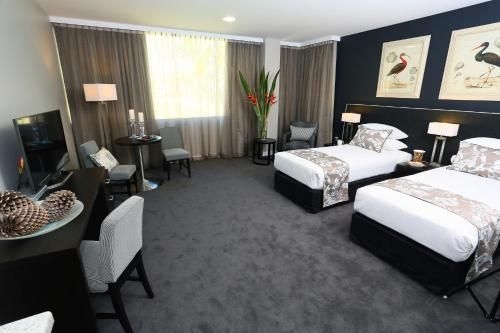 Springfield Lakes Hotel2