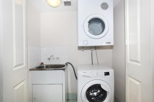 Unit 5, Phoenix Apartments, 1736 David Low Way Coolum Beach, LINEN INCLUDED, 500 Bond4