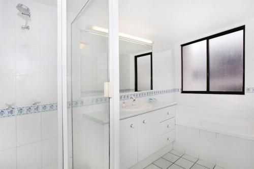 Unit 5, Phoenix Apartments, 1736 David Low Way Coolum Beach, LINEN INCLUDED, 500 Bond1