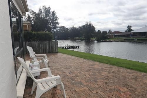 Waterfront Getaway in Sussex3