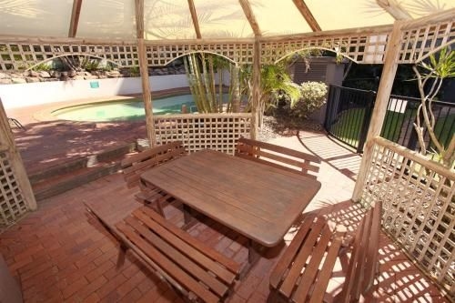 Unit 8, Phoenix Apartments, 1736 David Low Way, Coolum Beach, LINEN INCLUDED, 500 BOND2