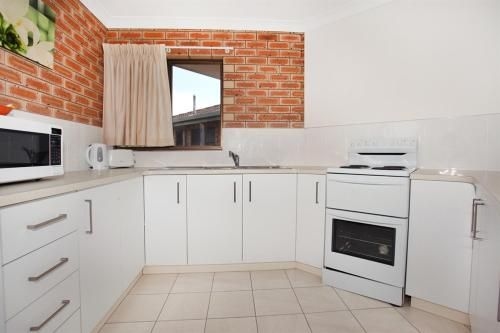 Unit 7, Belander Court, 34 Perry Street Coolum Beach, AIR CONDITIONED, 400 BOND, LINEN SUPPLIED1