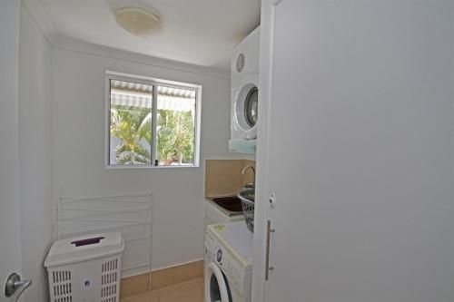 Unit 2, Beach Gallery, 9 Andrew Street Point Arkwright, 500 BOND, LINEN SUPPLIED3