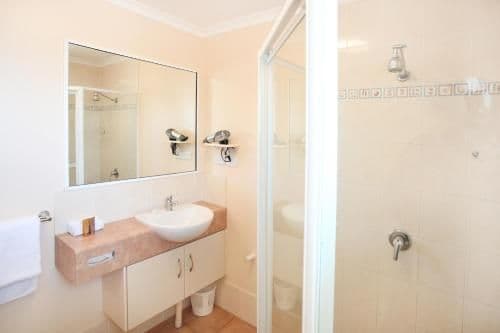 Ocean Kitchenette Queen Room