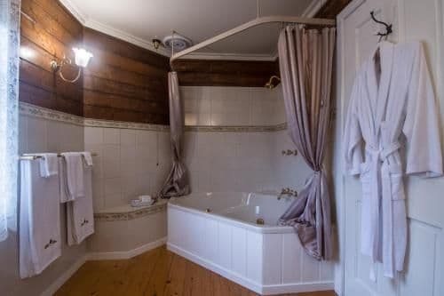 Deluxe Suite with Spa Bath