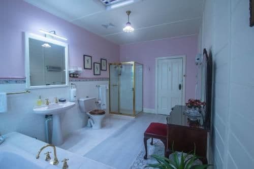 Deluxe Queen Suite