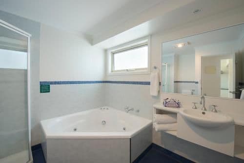 Bungalow with Spa Bath