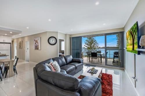 Lakeview Waterfront Apartment