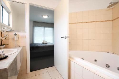 Two-Bedroom Apartment with Spa Bath
